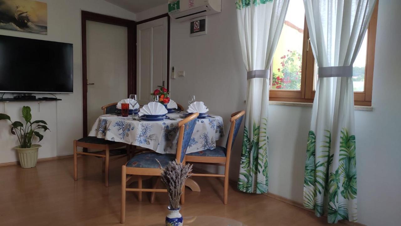 Villa Kuca Za Odmor Tri Sunca Pula Exterior foto